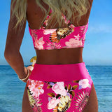 Kontrasztos virágmintás bikini hasítékkal