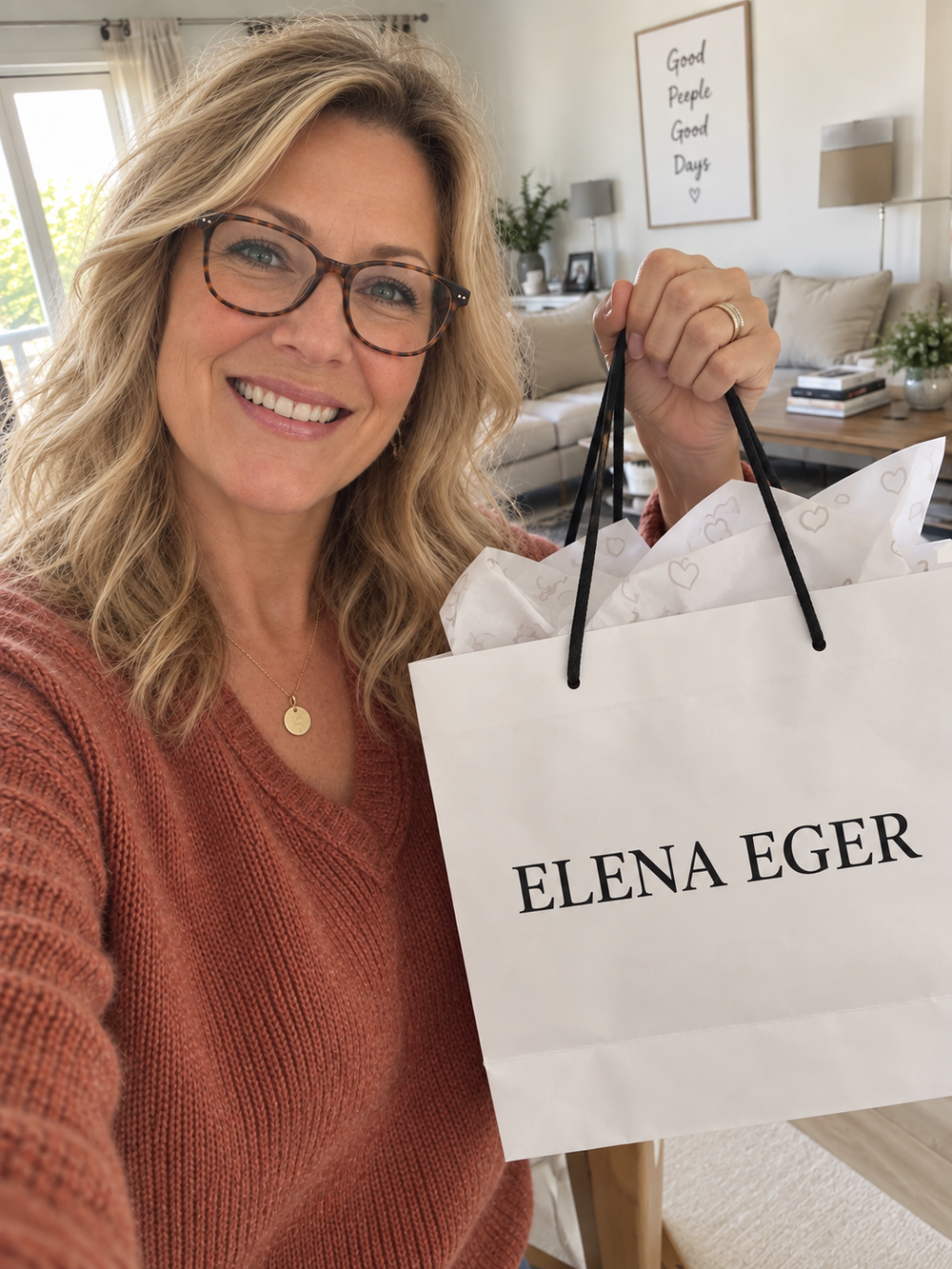Rozsdaszínű kötött felső és Elena Eger ajándéktáska