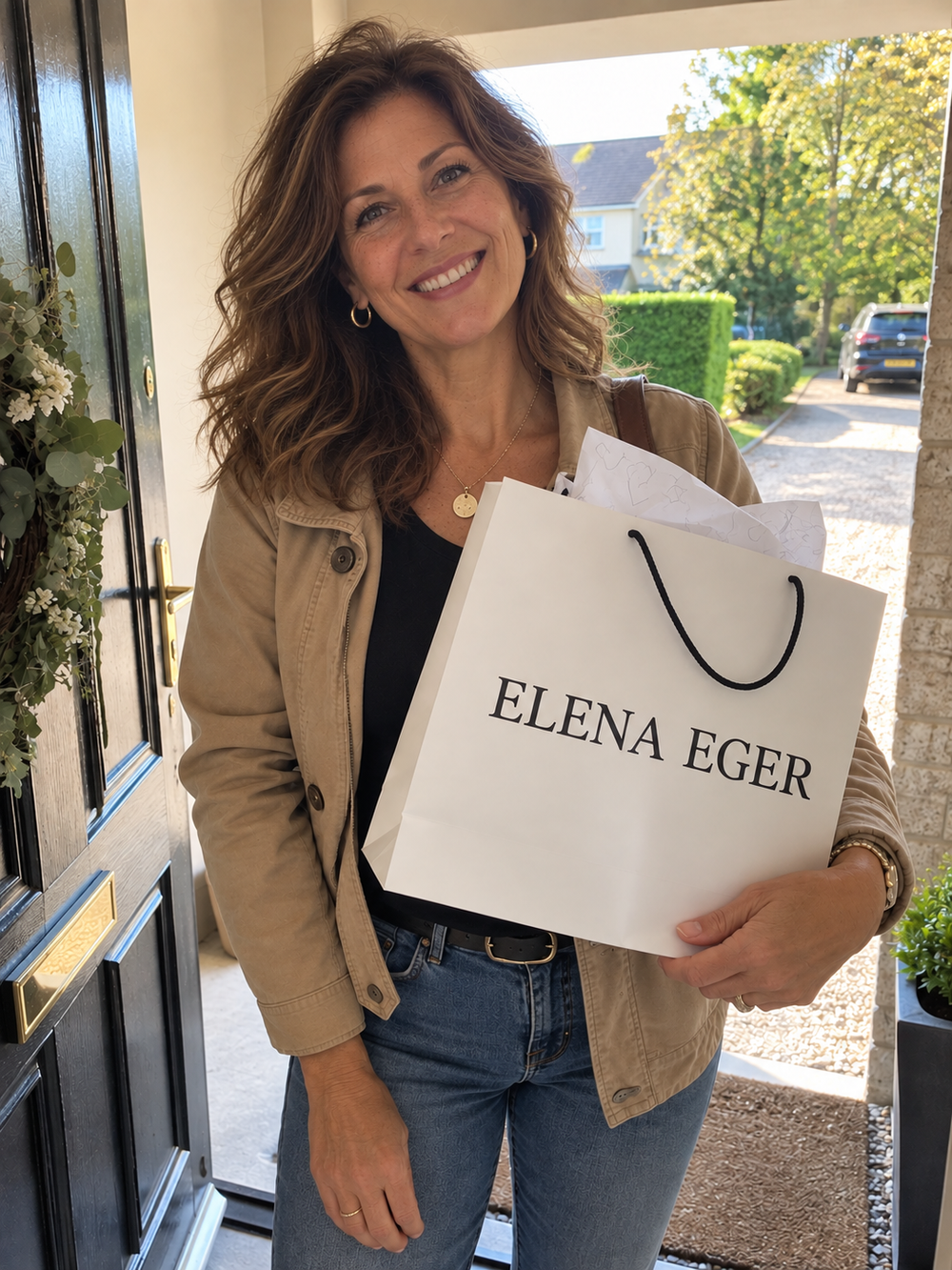 Bézs dzseki és Elena Eger ajándéktáska